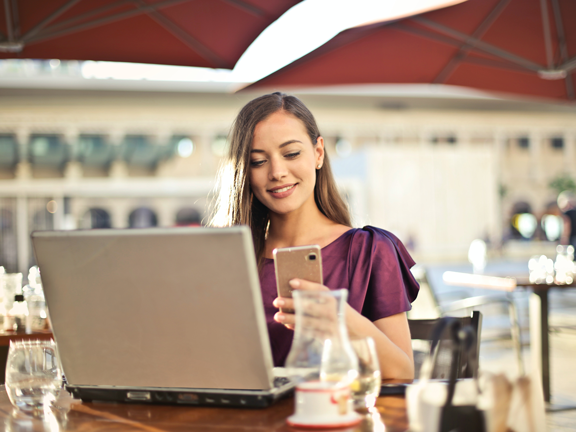 mujer mirando el celular y buscando un formulario web